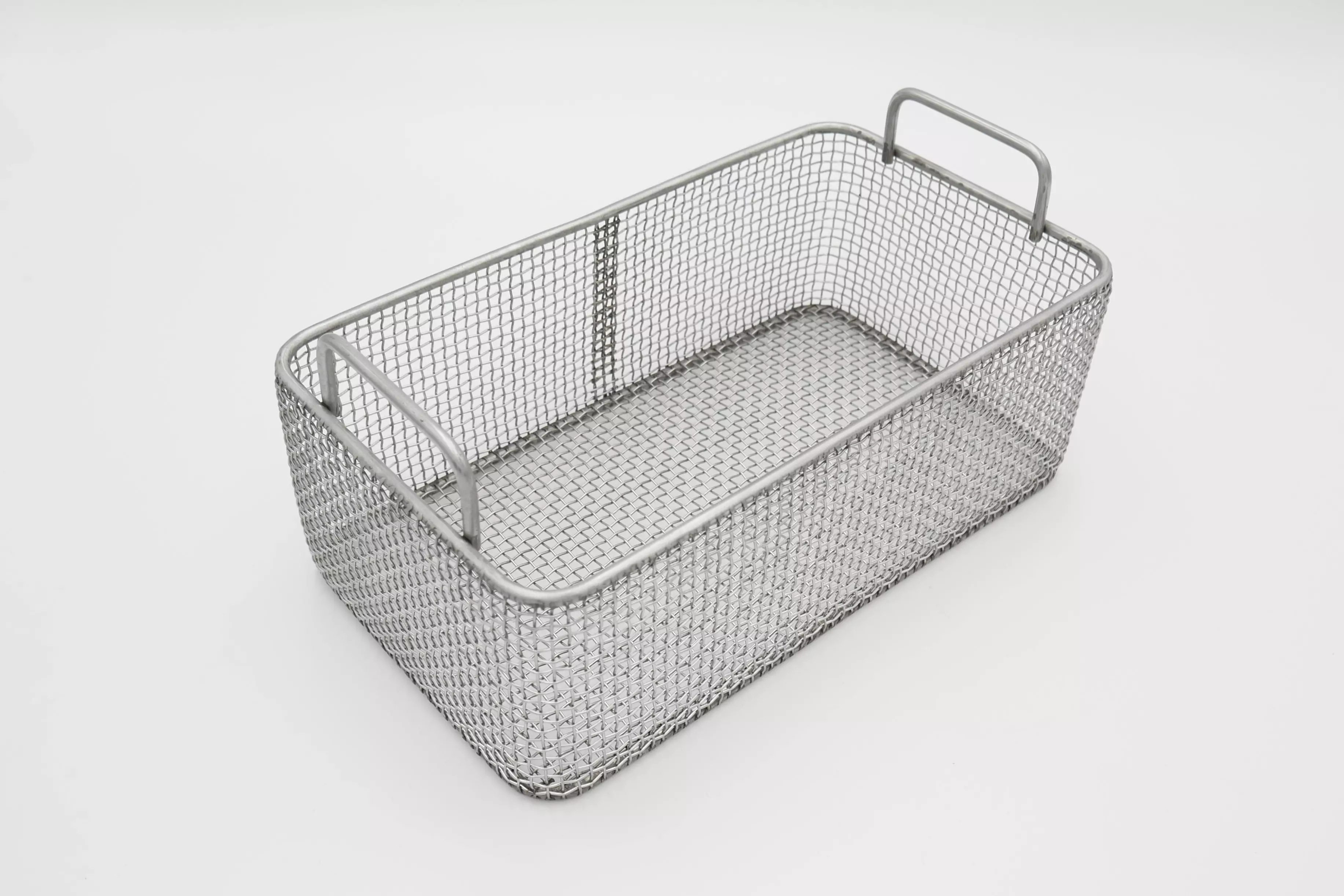 Kosz z siatki tkanej z uchwytami na stałe